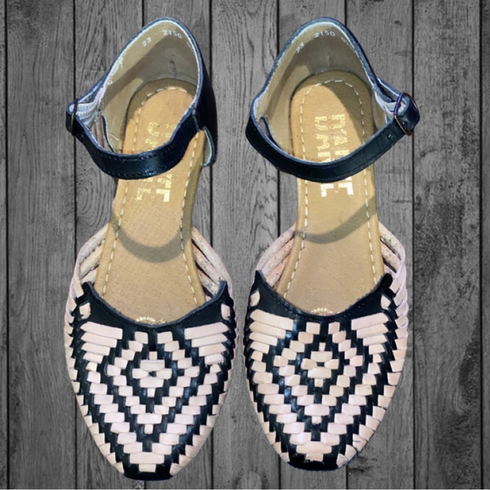 D’ARTE huarache woven sandal. Pink/cream with black